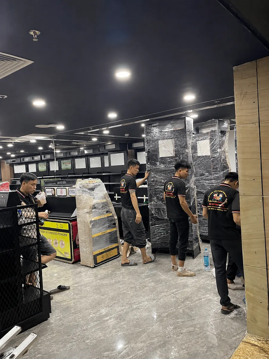 Nhân viên Minh Đức kiểm kê hàng hóa cửa hàng trước khi chuyển